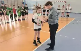 Nikola Szlompek odbiera statuetkę