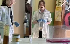 Doświadczenie chemiczne burzliwa reakcja sodu z wodą - konsekwencje