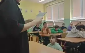 Uczniowie klasy 4 c podczas przemowy