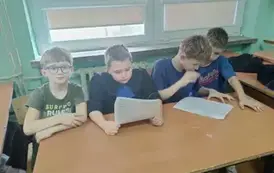 Uczniowie klasy 4 c podczas procesu