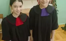 Uczniowie klasy 4 c w togach