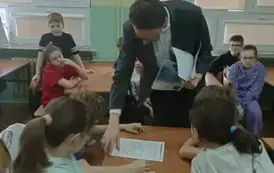 Pan mecenas przedstawiający scenariusz procesu