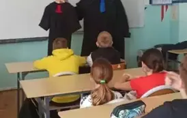 Pan mecenas prezentujący togę