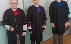Uczniowie klasy 4 b w togach