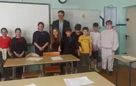 Pan mecenas z uczniami z klasy 4 b