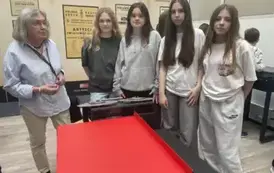 Pani przewodnik pokazuje taśmy radiowe w archiwum
