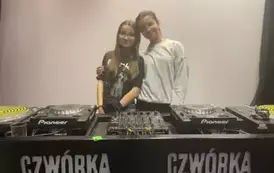 Dziewczyny z sz&oacute;stej klasy  w radiowej czw&oacute;rce