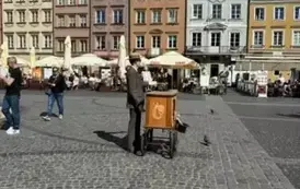 Kataryniarz na warszawskiej star&oacute;wce