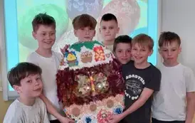Siedmiu chłopc&oacute;w prezentuje swoją pracę