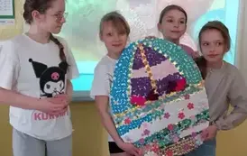 Cztery dziewczynki z guzikowym jajkiem