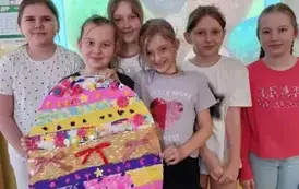 Sześć dziewczynek z wykonaną przez siebie pisanką
