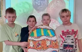 Czterej chłopcy prezentują swoją pracę