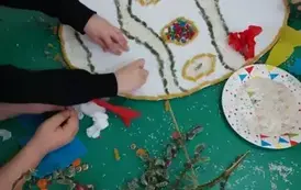 Przyklejanie wierzbowych kotk&oacute;w na pisance