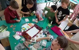Pięciu chłopc&oacute;w wycina elementy do dekoracji
