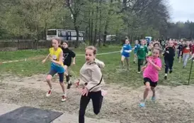 Dziewczęta z klas IV podczas rywalizacji sportowej