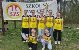 Zesp&oacute;ł młodszych dziewcząt z pucharem i dyplomem