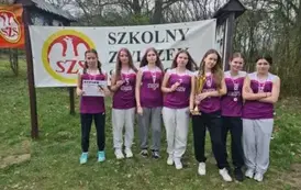 Drużyna starszych dziewcząt z pucharem i dyplomem