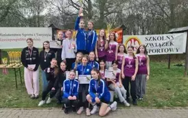 Drużyna starszych dziewcząt na podium