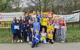Drużyna młodszych dziewcząt na podium