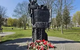 Pomnik ofiar zbrodni katyńskiej w parku im. Adama Bienia w Staszowie
