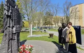 Delegacje składają kwiaty pod pomnikiem