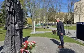 Uczestnicy uroczystości oddają hołd ofiarom zbrodni katyńskiej pod pomnikiem