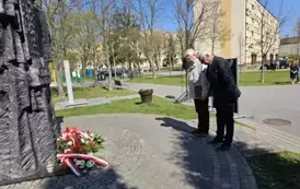 Delegacje składają kwiaty pod pomnikiem katyńskim