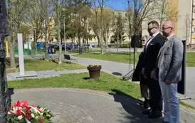 Delegacje składają kwiaty pod pomnikiem katyńskim