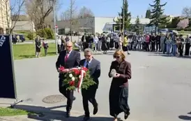 Delegacje składają kwiaty pod pomnikiem katyńskim