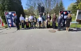 Zwycięzcy konkursu historycznego z burmistrzem dr Leszkiem Kopciem, z zastępcą burmistrza dr Ewą Kondek, z dyrektorem szkoły dr Dariuszem Kubalskim oraz z nauczycielką religii mgr Agatą Bazak