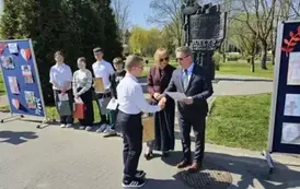 Burmistrz Miasta i Gminy Stasz&oacute;w dr Leszek Kopeć oraz zastępca burmistrza dr Ewa Kondek wręczają nagrody zwycięzcom konkursu