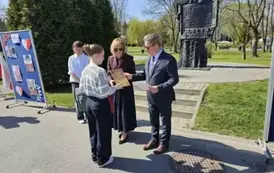 Burmistrz Miasta i Gminy Stasz&oacute;w dr Leszek Kopeć oraz zastępca burmistrza dr Ewa Kondek wręczają nagrody zwycięzcom konkursu