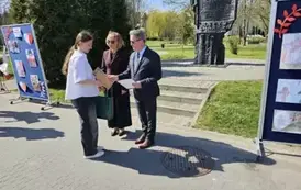 Burmistrz Miasta i Gminy Stasz&oacute;w dr Leszek Kopeć oraz zastępca burmistrza dr Ewa Kondek wręczają nagrody zwycięzcom konkursu
