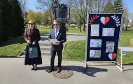 Burmistrz Miasta i Gminy Stasz&oacute;w dr Leszek Kopeć oraz zastępca burmistrza dr Ewa Kondek wręczają nagrody zwycięzcom konkursu