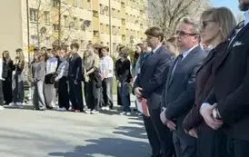 Przedstawiciele władz samorządowych, dyrektorzy szk&oacute;ł, młodzież, mieszkańcy Staszowa podczas uroczystości rocznicowych