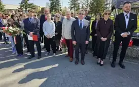 Przedstawiciele władz samorządowych, dyrektorzy szk&oacute;ł, mieszkańcy Staszowa podczas uroczystości rocznicowych