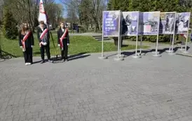 Poczty sztandarowe podczas uroczystości rocznicowych w parku im. Adama Bienia