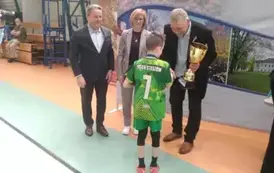 Wojciech Leks odbiera puchar za zwycięstwo