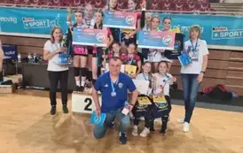 Najlepsze nagrodzone drużyny na podium z trenerami