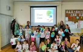 Uczniowie i nauczyciele świetlicy z gotowymi pracami