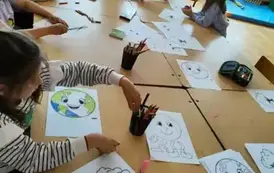 Uczniowie wykonują prace plastyczne na świetlicy