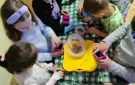 Uczniowie podczas warsztat&oacute;w sadzenia nasion