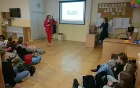 Uczniowie klas starszych podczas zajęć o recyklingu firmy BIOSELEKT
