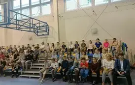 Uczniowie i nauczyciele na widowni
