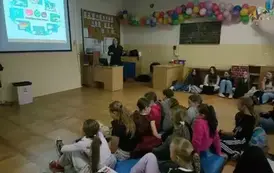 Uczniowie klas starszych podczas zajęć o recyklingu firmy BIOSELEKT