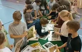 Uczniowie podczas warsztat&oacute;w edukacyjnych o lesie