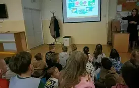 Uczestnicy słuchają prelekcji o recyklingu
