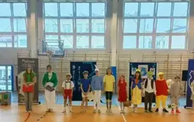 Uczniowie klasy 4 i 8 podczas występu