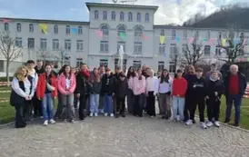 Grupa przed fabryką czekolady