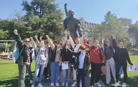 Młodzież przed pomnikiem Freddiego Mercury&rsquo;ego
